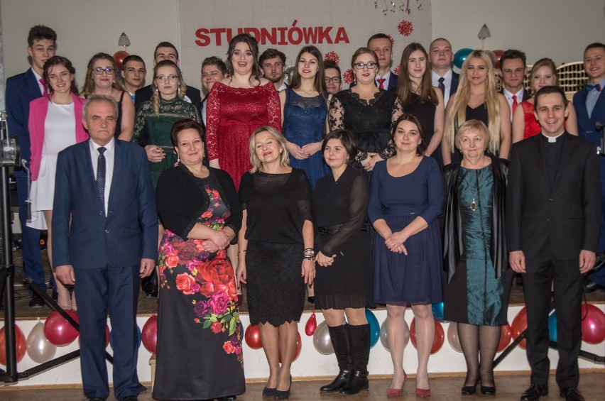 Studniówka 2018. Bawili się uczniowie z Zespołu Szkół Centrum Kształcenia Rolniczego w Bystrej [ZDJĘCIA]