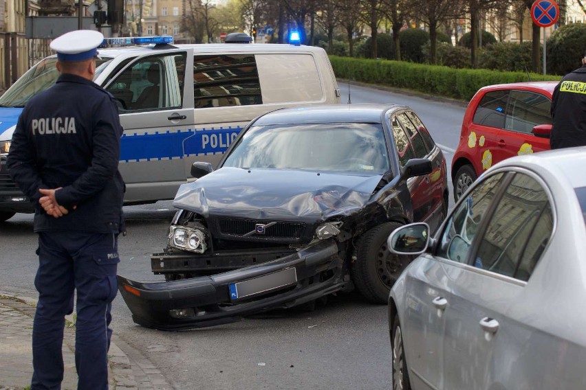 Wypadek w Kaliszu. Zderzenie aut na skrzyżowaniu ulicy...