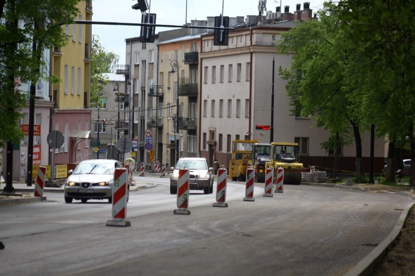 Zmiany w ruchu na przebudowywanej ul. Lipowej. Od poniedziałku kierowcy dostaną trochę więcej miejsca na jezdni