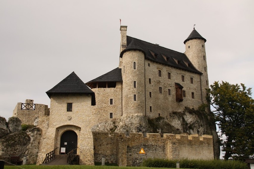 Obecnie zamek Bobolice stojący na stromym wzgórzu należy do senatorskiej rodziny Laseckich.