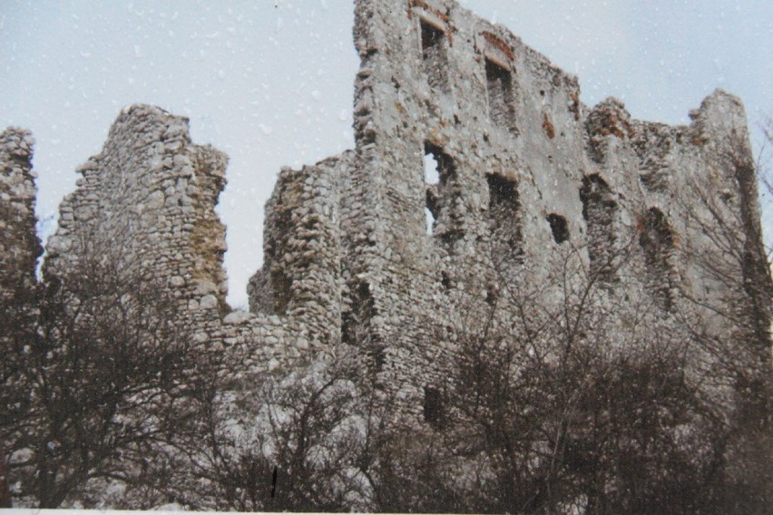 Tak zamek, a właściwie jego ruiny, prezentowały się jeszcze 20-cia lat temu.