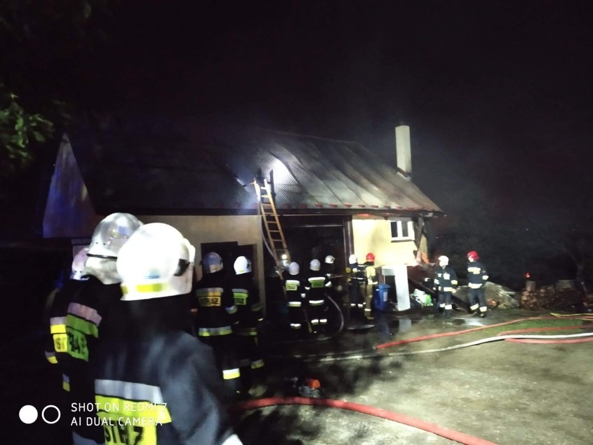 Stradomka. 44 strażaków gasiło pożar budynku gospodarczego, straty to ok. 100 tys. zł