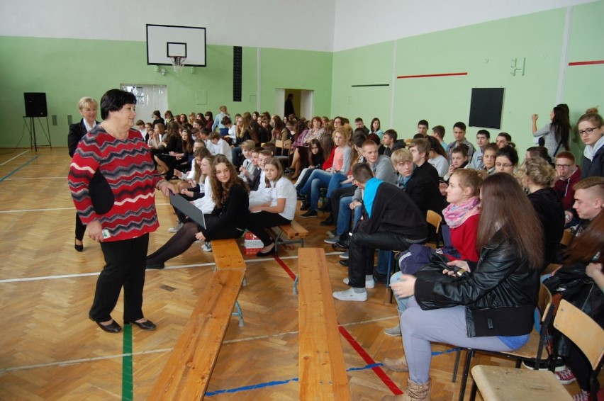 Częścią spotkania były pytania zadawane przez uczniów II LO...