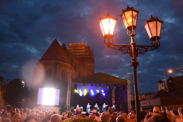 Takich tłumów pod katedrą wielu pewnie się nie spodziewało! 

W środowy wieczór, 15 sierpnia, na Stary Rynek, czyli plac przy katedrze przyszło – według naszych szacunków – około 2-3 tys. osób. I starszych, i młodszych przyciągnął koncert zespołu Skaldowie.

 Ten popularny, a istniejący od 1965 r. zespół (sami Skaldowie śmieją się, że dłużej od nich grają tylko Rolling Stonesi) zagrał dla gorzowskiej katedry. 

1 lipca zeszłego roku stanęła ona w ogniu. Teraz trwa już jej remont. A że jest on kosztowny, cały czas prowadzone są zbiórki na naprawę. Przy okazji koncertu uruchomiona została zbiórka SMS-owa. Remont katedry można wesprzeć, wysyłając SMS o treści: Katedra pod numer 72052 (koszt wiadomości to 2,46 zł z VAT). Numer ma być aktywny przez rok. Remont katedry będzie więc można wspierać przez długie miesiące.

Katedra cały czas jest niedostępna dla wiernych. Pierwsza msza od czasu pożaru zostanie tu odprawiona prawdopodobnie 11 listopada, czyli w 100. rocznicę odzyskania przez Polskę niepodległości.
Środowy koncert odbył się pod patronatem bpa Tadeusza Lityńskiego (on sam stał pośród wiernych w tłumie!). Koncert zwieńczył też uroczystości odpustowe parafii katedralnej, która jest pod wezwaniem Wniebowzięcie Najświętszej Maryi Panny.

Zobacz wideo: Katedra w Gorzowie - wchodzimy do środka rok po pożarze


