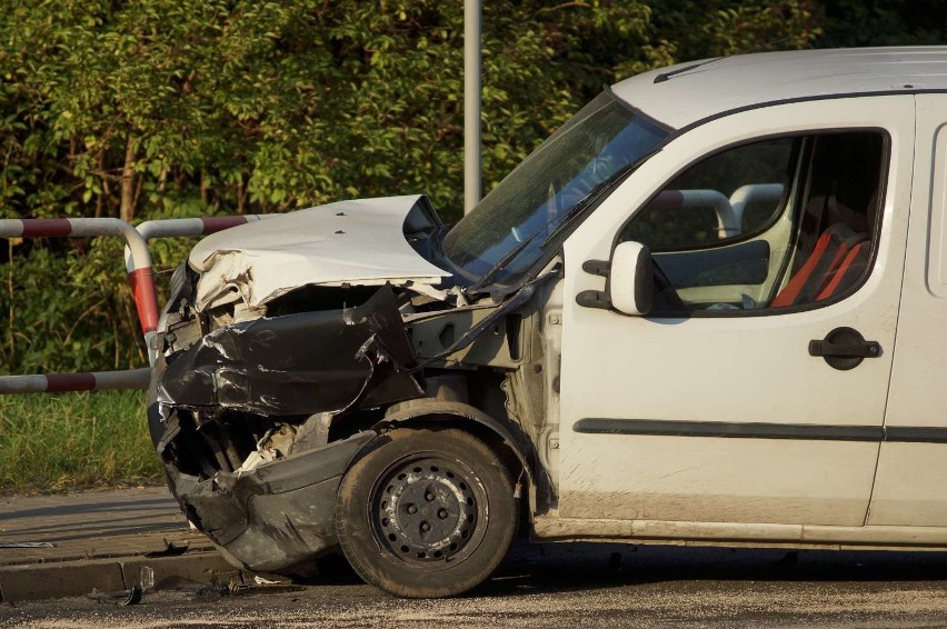 Wypadek w Kaliszu. Na alei Sikorskiego kierowca fiata...