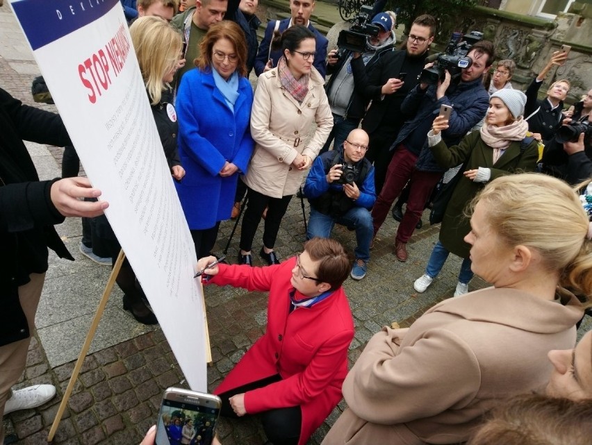 Małgorzata Kidawa-Błońska przyjechała do Gdańska. Kandydatka Koalicji Obywatelskiej na premiera podpisała deklarację „Stop nienawiści”