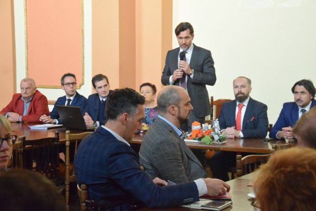 Przewodniczący rad i zarządów osiedli oraz sołtysi otrzymali zaświadczenia o wyborze w kaliskim ratuszu