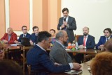 Przewodniczący rad i zarządów osiedli oraz sołtysi otrzymali zaświadczenia o wyborze w kaliskim ratuszu ZDJĘCIA