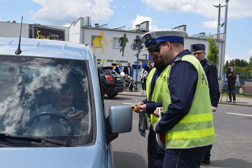 "Nie piję, prowadzę, żyję". Wspólna akcja policji i Urzędu Miasta. "Chcemy podnieść świadomość kierowców". Będą kontrole, bilbordy i gadżety