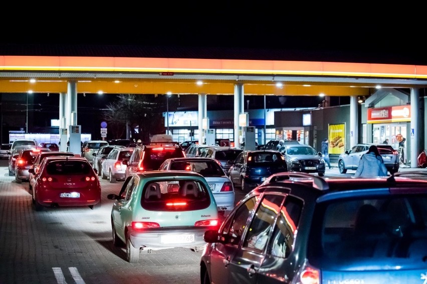 W Bydgoszczy kierowcy ruszyli szturmem na stacje paliw w...