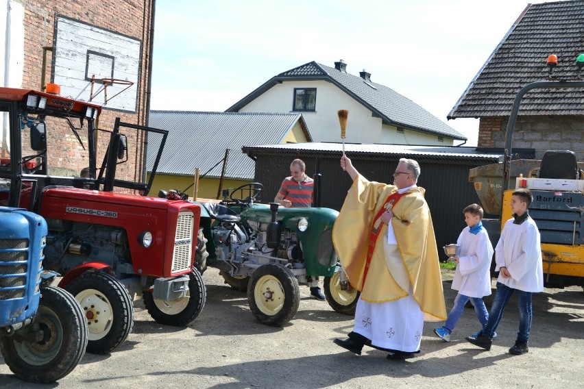 Niezwykła tradycja w Binarowej. Ursusy i fergusony przed kościołem. Rolnicy poświęcili swoje traktory w Niedzielę Miłosierdzia