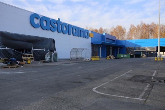 Zdjęcia ze zmiany sklepu Tesco w market Castorama w Rudzie Śląskiej. 21 listopada 2020.