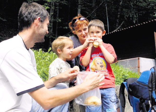 Anna i Radosław Rozwadowscy z synami Mateuszem i Piotrem wybrali się na Szyndzielnię. Zabrali ze sobą prowiant, bo wiadomo, że podczas wyprawy dobrze jest coś przekąsić.