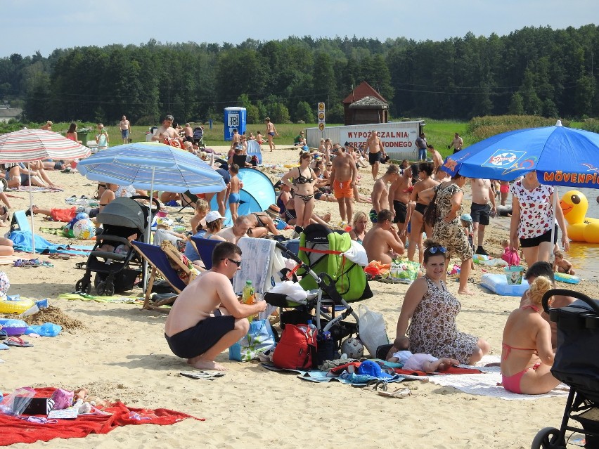 Żar nie lał się z nieba, ale w Korycinie plaża była pełna ludzi (zdjęcia)   