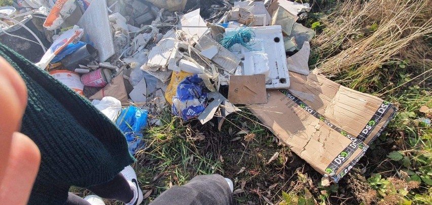 Gm. Szamotuły. Odpady remontowe wyrzucono pod lasem w Baborowie. Sprawca jest poszukiwany!