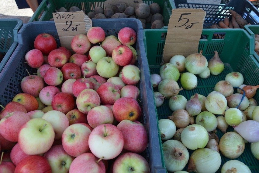 Piątkowy targ w Stalowej Woli. Królują śliwki, jabłka i brzoskwinie. Jakie ceny owoców i warzyw? Zobacz zdjęcia