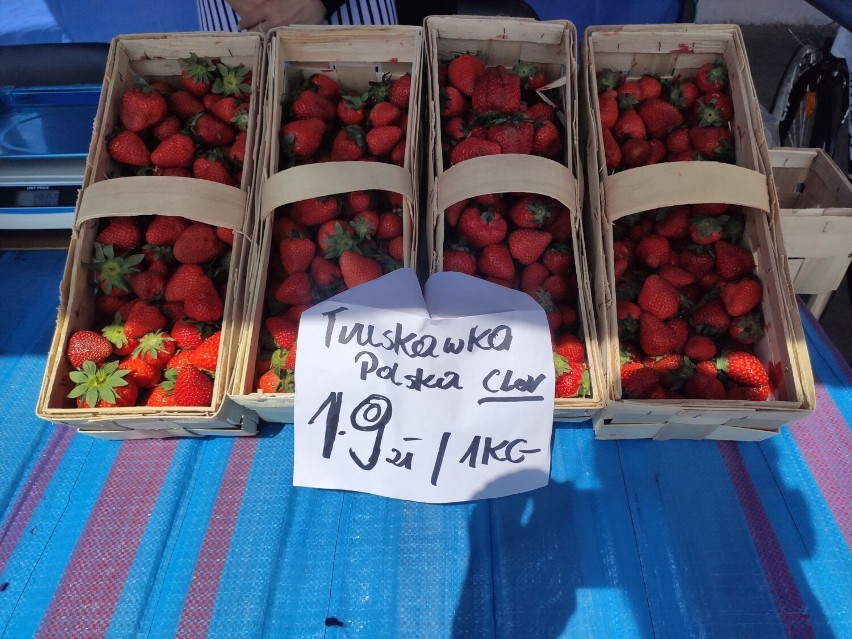 Truskawkowy wysyp pod Kauflandem w Zgorzelcu. Ile zapłacimy za kilogram owoców?