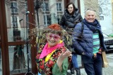 Legnica: Seniorzy radośnie Przywitali Wiosnę z kwiatowym podarunkiem, zobaczcie zdjęcia