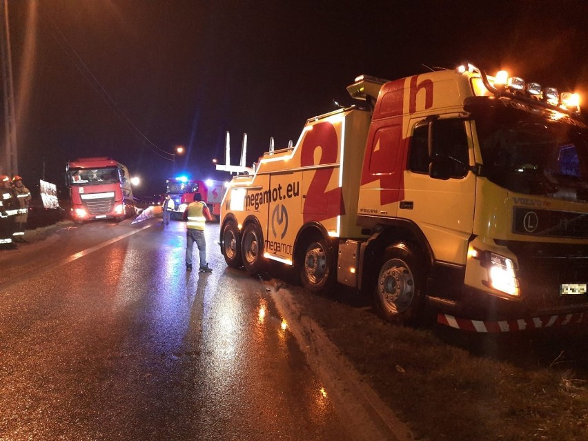 Interwencja przy wyciąganiu  autocysterny z placu obok budki...