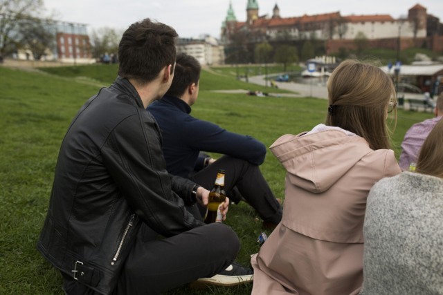Pomysł na wyznaczenie w Krakowie miejsc gdzie można by legalnie pić alkohol nie spodobał się strażnikom miejskim i policjantom