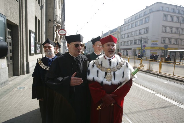 Sławomir Mrożek z doktoratem honoris causa Uniwersytetu Śląskiego w Katowicach