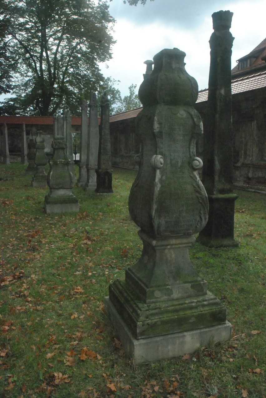 LESZNO. Lapidarium i plac Metziga w jesiennej odsłonie. Nagrobki przywiezione w ub. roku nadal czekają na konserwację [ZDJĘCIA]  