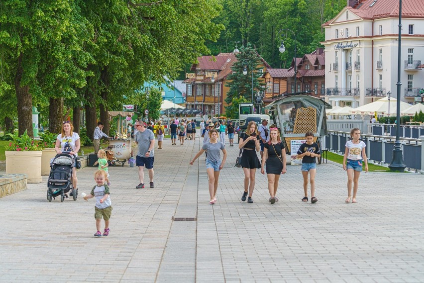 W Krynicy-Zdrój turyści dopisali. W upalny weekend szukali...