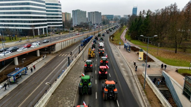 9 lutego sznury traktorów i innego sprzętu rolniczego wyjechały na drogi Małopolski. Kawalkady ciągników (rolnicy zjeżdżali się z różnych kierunków) przejechały nawet przez centrum Krakowa: ronda Czyżyńskie, Mogilskie, Grzegórzeckie i Matecznego. I choć wzięło w nich udział wielu rolników - sznur traktorów wjeżdżający od Nowej Huty miał ponad kilometr długości - to wszystko poszło sprawnie i wielkiego paraliżu w samym Krakowie nie było