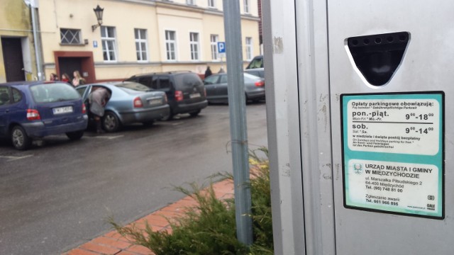 Strefa Płatnego Parkowania Międzychód - w soboty parkowanie na Rynku jest darmowe, choć oznakowanie na parkometrze zostało niezmienione.