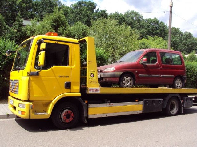 Auto odholowane z Giszowca