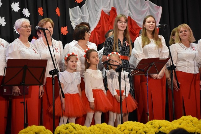 W Domu Ludowym w Porębie Wielkiej (gmina Oświęcim) odbył się patriotyczny spektakl muzyczny