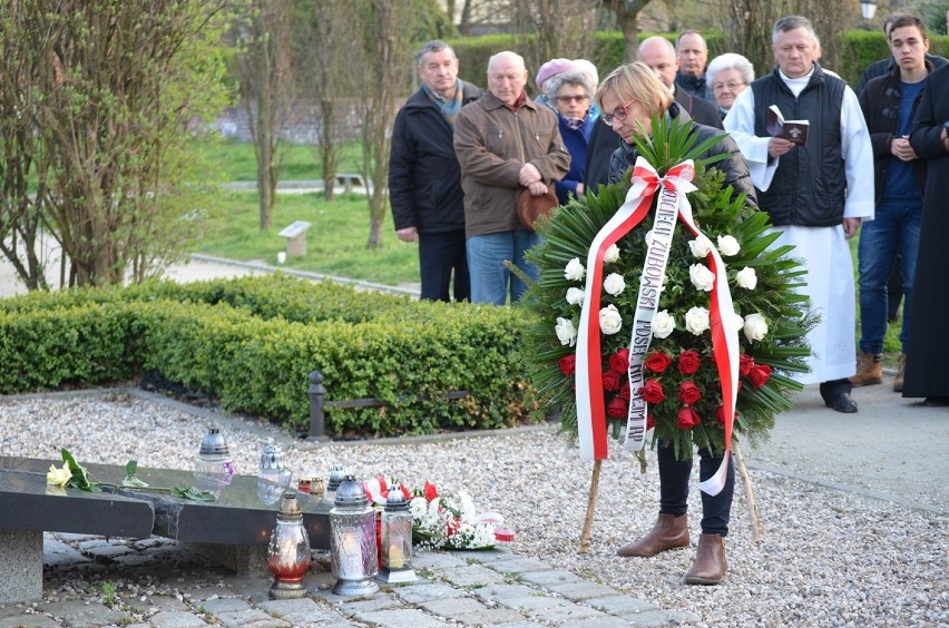 Głogów: Msza święta i kwiaty przy pomniku Ofiar Katyńskich w rocznicę katastrofy smoleńskiej