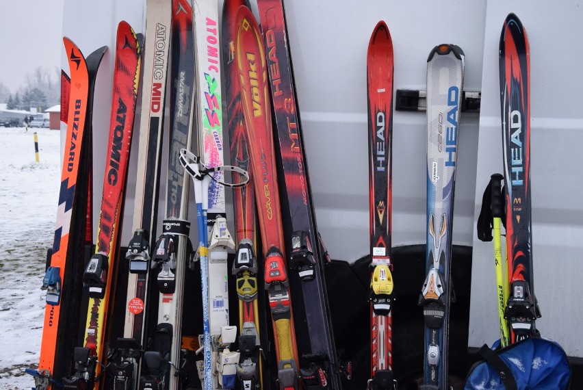 Sanki, narty, deski snowboardowe i buty narciarskie na giełdzie samochodowej w Rzeszowie [ZDJĘCIA]