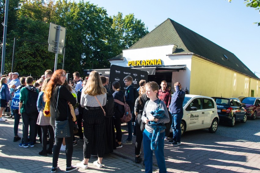 Wojciech Cejrowski w Kłodzku. Podróżnik obsypał protestujących solą egorcyzmowaną (ZDJĘCIA)