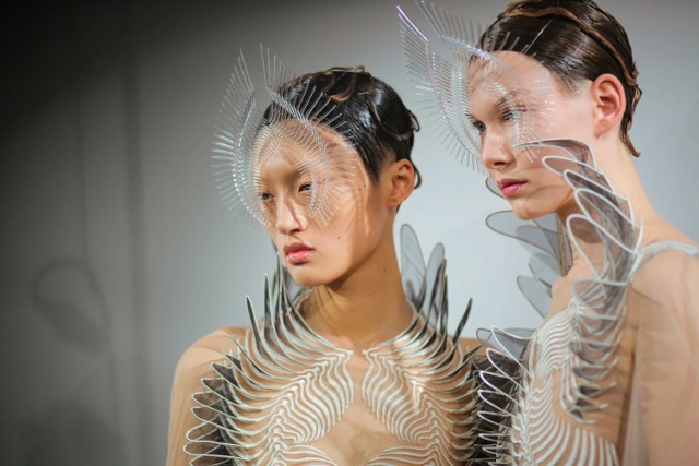 Wystawa „Alchemic Couture” Iris van Herpen to zdecydowanie jedno z najważniejszych modowych wydarzeń, jakie odbędą się w najbliższych tygodniach. Jak zaznaczają przedstawiciele Starego Browaru, projekt będzie przybliżać „wizjonerski, interdyscyplinarny proces twórczy projektantki, w którym przeplatają się innowacje i rzemiosło”.