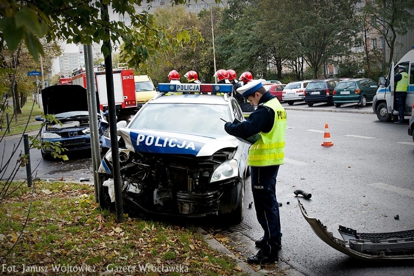 Wypadek radiowozu koło TGG. Policjant wymusił pierwszeństwo (ZDJĘCIA)