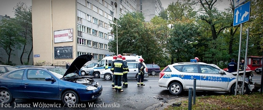 Wypadek radiowozu koło TGG. Policjant wymusił pierwszeństwo (ZDJĘCIA)