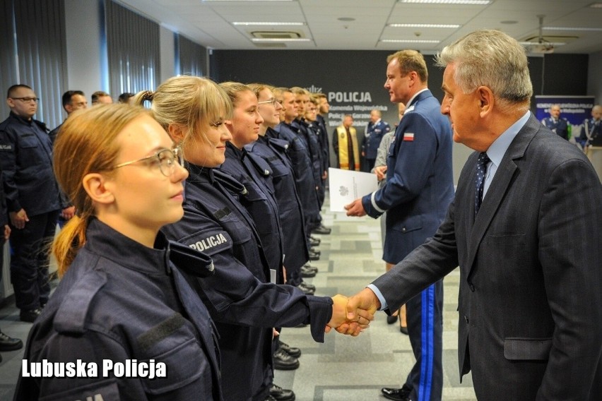 Nowym policjantom gratulował m.in. wicewojewoda Wojciech...