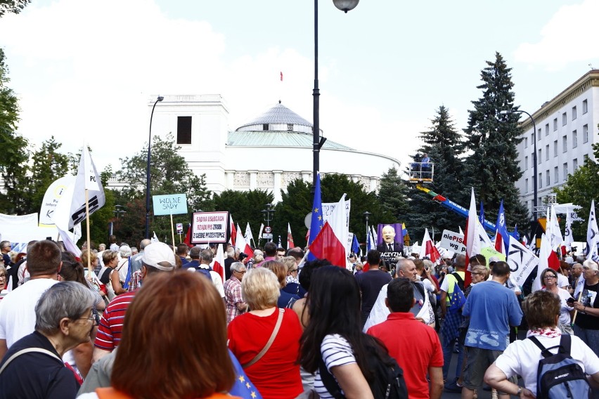 Protest pod Sejmem. "Powstrzymajmy zamach stanu". Tysiące...