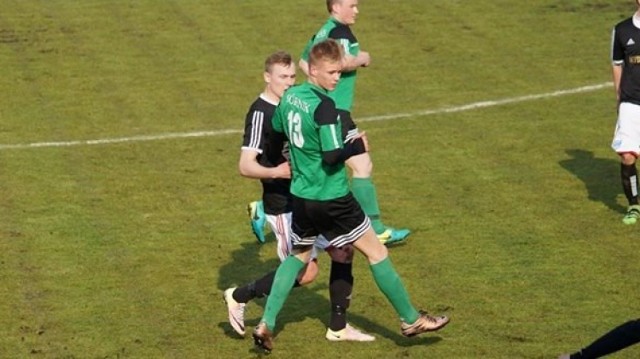 Jakub Żegleń (w zielonej koszulce) u progu przygody z seniorskim futbolem strzelił w jednym meczu cztery gole.