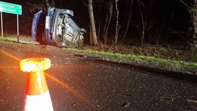 Do wypadku doszło w piątek, 7 listopada, na trasie w okolicach zjazdu na Głuchów. Na miejscu są służby ratunkowe. Kierujący mazdą zajechał drogę kierowcy golfa.

Kierujący mazdą wyjeżdżał z drogi podporządkowanej. Wjechał wprost pod jadącego prawidłowo volkswagena golfa. – Kierowca golfa unikając zderzenia z mazdą odbił i wypadł z drogi – mówi nadkom. Tomasz Szuda, zastępca komendanta sulechowskiej policji.
 
Golf leży na boku na poboczu. Kierowca z bólami kręgosłupa została przewieziony do szpitala. Na miejscu wypadku jest sulechowska policja. Drogę zabezpieczają strażacy OSP Kargowa. Oni zajęli się również rozbitym samochodem. Pomogli także rannemu kierowcy.

Zobacz też wideo:  Policja zatrzymała 32-latka podejrzanego o podpalenie samochodu w Kostrzynie nad Odrą. Czy to zakończy pożary aut w mieście?


