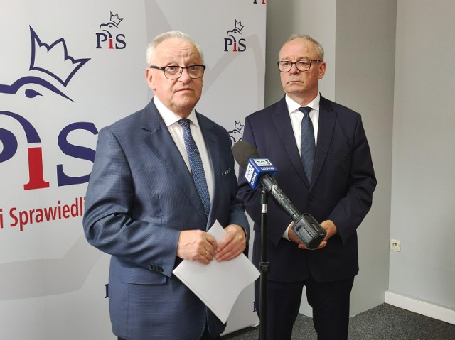 Poseł Bolesław Piecha i senator Wojciech Piecha zachęcali do korzystania z wakacji kredytowych.