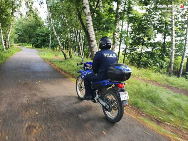 Motocyklowe patrole w Dąbrowie Górniczej pojawiają się m.in. na terenach leśnych i rekreacyjnych 

Zobacz kolejne zdjęcia/plansze. Przesuwaj zdjęcia w prawo - naciśnij strzałkę lub przycisk NASTĘPNE