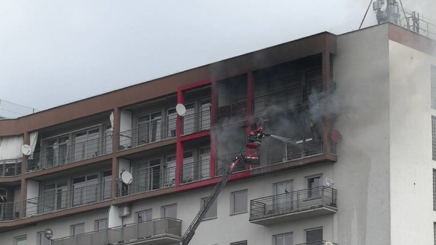 Płonął wieżowiec na ulicy Dobrzeckiej. Ogień pojawił się w...