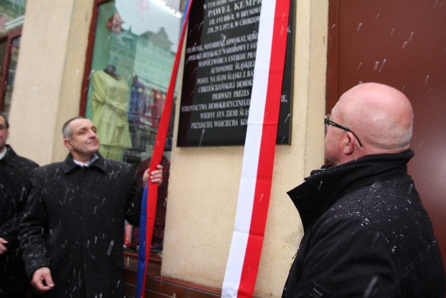 KRÓTKO: Odsłonięto tablice upamiętniającą Pawła Kempke przy ul. Sobieskiego w Chorzowie