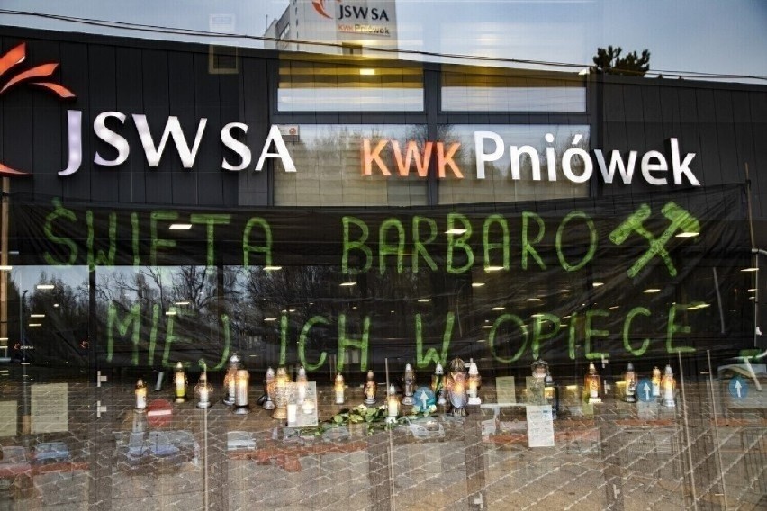 W KWK Pniówek w Pawłowicach, ratownicy górniczy wracają po...