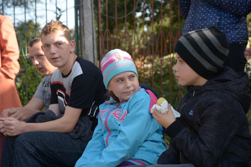 ŻAGAŃ. Uczniowie SOS w Żaganiu posprzątali "kawałek świata" w swojej okolicy
