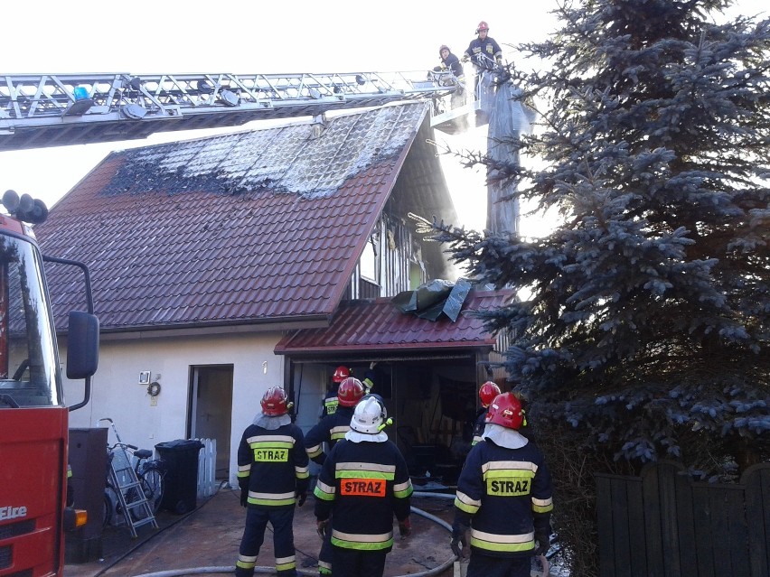 Pożar w Gdyni. Palił się dach budynku jednorodzinnego [ZDJĘCIA, WIDEO]
