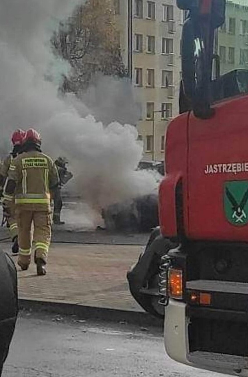 Komora silnika samochodu paliła się żywym ogniem.