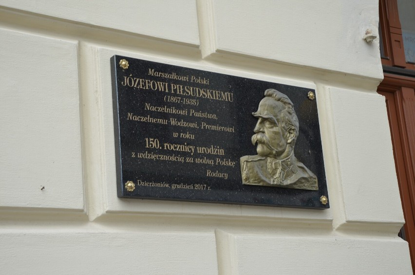 Tablica upamiętniająca Marszałka Józefa Piłsudskiego.